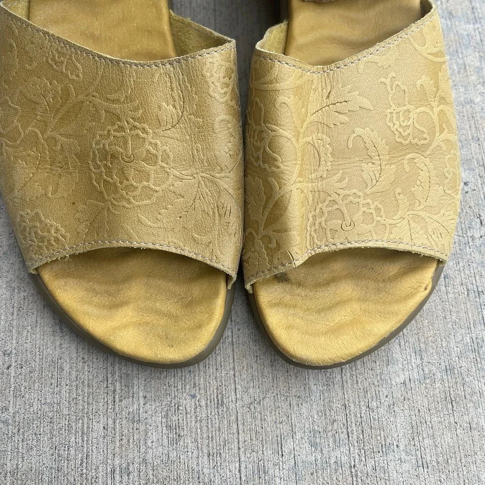 Groundhog Aken Leather Floral Embossed Sandals Ankle Strap Size 39 US 8.5 Yellow